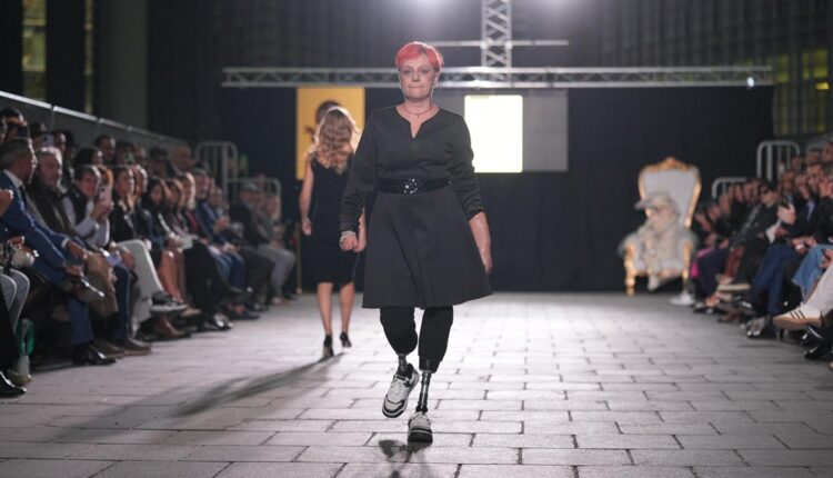 Milano: la piazza coperta più grande d'Europa diventa passerella della moda.