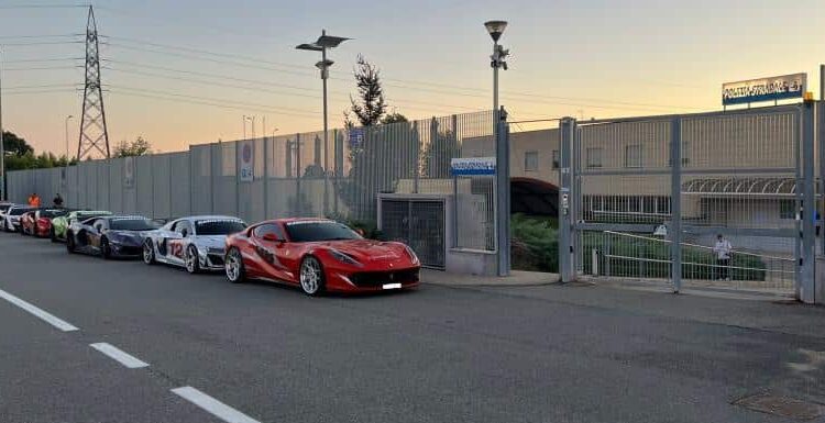 Novara: gara illegale in autostrada con tre supercar, fermate 11 auto.