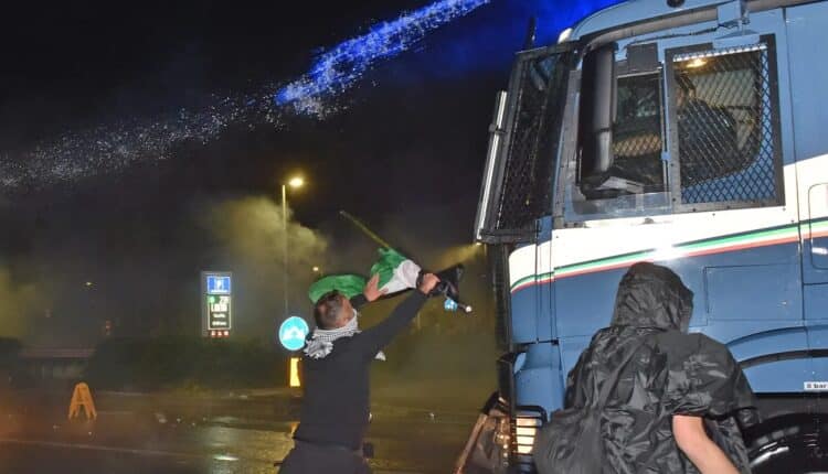 70 fermati, 2 arresti e 3 indagati per gli scontri durante il corteo e la partita Italia-Israele: il bilancio della Polizia di Stato di Udine