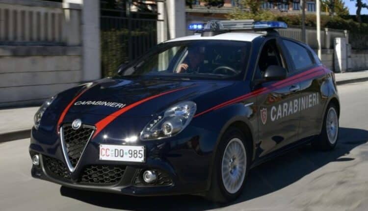 Lucca, aggredisce moglie e figli: 53enne arrestato per maltrattamenti e resistenza ai Carabinieri