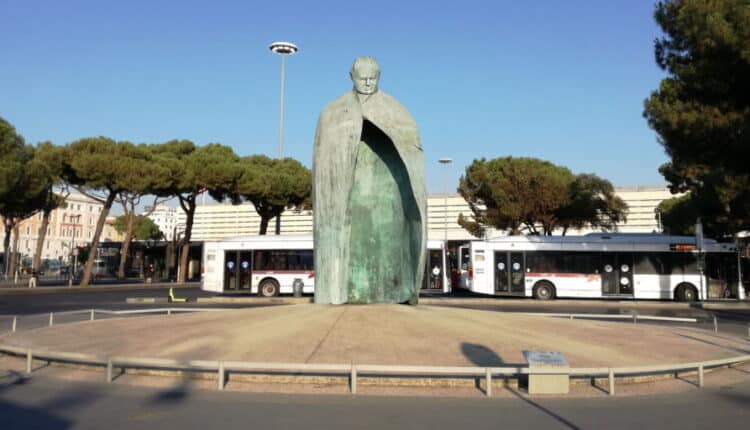 Zangrillo: “Imbrattare la statua di Papa Giovanni Paolo II è una vergogna e un insulto alla civiltà”