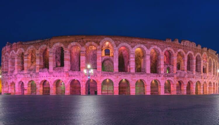 Verona accende l’Arena di rosa per Ottobre Rosa: prevenzione del tumore al seno.