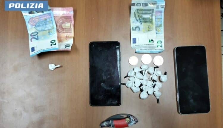 Taranto, 19enne arrestato con 19 grammi di cocaina: spacciava dosi a domicilio in scooter