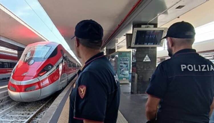 Napoli, 22enne arrestato alla Stazione Centrale: aggredisce la sicurezza di Ferrovie dello Stato e morde un addetto
