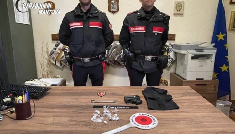Mantova, 4 operazioni dei Carabinieri: droga davanti a scuola, furti alla fiera di Gonzaga, rapina a Ostiglia e colpo da 1.500 euro al supermercato