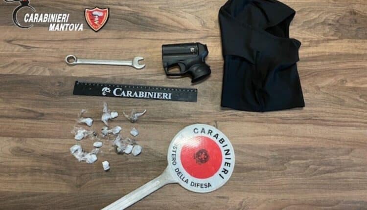 Proseguono senza sosta i controlli e le attività di prevenzione dei Carabinieri del Comando Provinciale di Mantova, impegnati quotidianamente nel contrasto ai reati predatori, allo spaccio di sostanze stupefacenti e ai fenomeni di microcriminalità. Negli ultimi giorni, diversi episodi hanno richiesto l’intervento delle pattuglie dell’Arma in varie località della provincia, con denunce, sequestri e identificazioni di soggetti già noti alle forze dell’ordine. 🧯 Mantova – Spray al peperoncino e hashish davanti a scuola A Mantova, nei pressi di una scuola in piazza dei Mille, un 18enne residente a San Giorgio Bigarello ha spruzzato spray al peperoncino contro un amico 17enne, dopo un diverbio nato da offese via social. L’intervento dei Carabinieri della Sezione Radiomobile di Mantova ha permesso di chiarire rapidamente l’accaduto. Durante i controlli, il giovane aggressore è stato trovato in possesso di 18 grammi di hashish e oggetti atti a offendere, tra cui il diffusore dello spray urticante. Il 18enne è stato deferito all’Autorità Giudiziaria per detenzione ai fini di spaccio di sostanze stupefacenti e porto ingiustificato di strumenti da punta e da taglio. 💍 Gonzaga – Furti tra gli stand della fiera dell’antiquariato A Gonzaga, nel corso della storica “Fiera dell’Antiquariato”, due minorenni — un 15enne bosniaco e un 17enne croato — si sono introdotti tra gli stand fingendosi visitatori, approfittando della confusione per rubare monili in oro e orologi. L’immediato intervento dei Carabinieri del Nucleo Operativo e Radiomobile di Gonzaga, già presenti all’interno dell’area fieristica, ha permesso di individuarli e fermarli in breve tempo. Nelle loro disponibilità sono stati rinvenuti gli oggetti rubati, poi restituiti ai legittimi proprietari. I due minorenni avevano anche una tessera bancomat di provenienza sospetta, e per questo sono stati deferiti alla Procura per i Minorenni di Brescia per furto aggravato e ricettazione. 🏠 Ostiglia – Furto in casa e rapina a due anziane I Carabinieri della Stazione di Ostiglia hanno identificato e denunciato un 46enne nigeriano ritenuto responsabile, in ipotesi accusatoria, di furto in abitazione e rapina ai danni di due donne anziane. Secondo quanto ricostruito dagli investigatori, l’uomo avrebbe prima forzato la porta posteriore di un’abitazione di una 82enne portando via denaro contante, e in un secondo episodio avrebbe rapinato una 85enne, strappandole dal collo una catena d’oro dopo averla avvicinata con la scusa di chiedere del cibo. L’identificazione è stata resa possibile grazie all’analisi delle telecamere di videosorveglianza e all’incrocio di dati investigativi e informativi. Il 46enne, già noto alle forze dell’ordine, è stato denunciato all’Autorità Giudiziaria competente. 🛒 Castel Goffredo – Furto da 1.500 euro al supermercato Lidl Infine, a Castel Goffredo, i Carabinieri della locale Stazione hanno identificato un 49enne georgiano come presunto autore di un furto avvenuto lo scorso 20 maggio presso il supermercato Lidl. L’uomo avrebbe asportato merce per un valore di circa 1.500 euro, nascondendola prima di fuggire in auto. Grazie alle immagini del sistema di videosorveglianza interna, i militari sono riusciti a ricostruire i movimenti del responsabile e a denunciarlo per furto aggravato. ⚖ Impegno costante per la sicurezza dei cittadini Le quattro operazioni, condotte in tempi ravvicinati dai vari reparti territoriali dell’Arma, dimostrano l’impegno quotidiano dei Carabinieri del Comando Provinciale di Mantova nella prevenzione e repressione dei reati, dalla microcriminalità alle forme più gravi di aggressione e furto. Il controllo costante del territorio, la collaborazione con i cittadini e l’uso di strumenti tecnologici avanzati continuano a rappresentare pilastri fondamentali nella tutela della sicurezza pubblica in tutta la provincia mantovana.