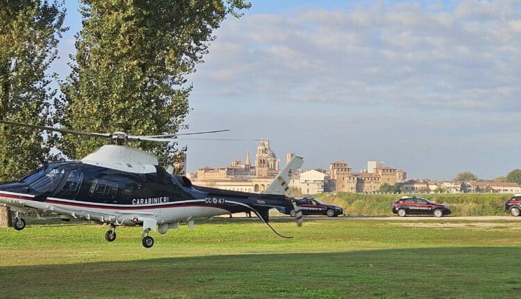 Proseguono senza sosta i controlli e le attività di prevenzione dei Carabinieri del Comando Provinciale di Mantova, impegnati quotidianamente nel contrasto ai reati predatori, allo spaccio di sostanze stupefacenti e ai fenomeni di microcriminalità. Negli ultimi giorni, diversi episodi hanno richiesto l’intervento delle pattuglie dell’Arma in varie località della provincia, con denunce, sequestri e identificazioni di soggetti già noti alle forze dell’ordine. 🧯 Mantova – Spray al peperoncino e hashish davanti a scuola A Mantova, nei pressi di una scuola in piazza dei Mille, un 18enne residente a San Giorgio Bigarello ha spruzzato spray al peperoncino contro un amico 17enne, dopo un diverbio nato da offese via social. L’intervento dei Carabinieri della Sezione Radiomobile di Mantova ha permesso di chiarire rapidamente l’accaduto. Durante i controlli, il giovane aggressore è stato trovato in possesso di 18 grammi di hashish e oggetti atti a offendere, tra cui il diffusore dello spray urticante. Il 18enne è stato deferito all’Autorità Giudiziaria per detenzione ai fini di spaccio di sostanze stupefacenti e porto ingiustificato di strumenti da punta e da taglio. 💍 Gonzaga – Furti tra gli stand della fiera dell’antiquariato A Gonzaga, nel corso della storica “Fiera dell’Antiquariato”, due minorenni — un 15enne bosniaco e un 17enne croato — si sono introdotti tra gli stand fingendosi visitatori, approfittando della confusione per rubare monili in oro e orologi. L’immediato intervento dei Carabinieri del Nucleo Operativo e Radiomobile di Gonzaga, già presenti all’interno dell’area fieristica, ha permesso di individuarli e fermarli in breve tempo. Nelle loro disponibilità sono stati rinvenuti gli oggetti rubati, poi restituiti ai legittimi proprietari. I due minorenni avevano anche una tessera bancomat di provenienza sospetta, e per questo sono stati deferiti alla Procura per i Minorenni di Brescia per furto aggravato e ricettazione. 🏠 Ostiglia – Furto in casa e rapina a due anziane I Carabinieri della Stazione di Ostiglia hanno identificato e denunciato un 46enne nigeriano ritenuto responsabile, in ipotesi accusatoria, di furto in abitazione e rapina ai danni di due donne anziane. Secondo quanto ricostruito dagli investigatori, l’uomo avrebbe prima forzato la porta posteriore di un’abitazione di una 82enne portando via denaro contante, e in un secondo episodio avrebbe rapinato una 85enne, strappandole dal collo una catena d’oro dopo averla avvicinata con la scusa di chiedere del cibo. L’identificazione è stata resa possibile grazie all’analisi delle telecamere di videosorveglianza e all’incrocio di dati investigativi e informativi. Il 46enne, già noto alle forze dell’ordine, è stato denunciato all’Autorità Giudiziaria competente. 🛒 Castel Goffredo – Furto da 1.500 euro al supermercato Lidl Infine, a Castel Goffredo, i Carabinieri della locale Stazione hanno identificato un 49enne georgiano come presunto autore di un furto avvenuto lo scorso 20 maggio presso il supermercato Lidl. L’uomo avrebbe asportato merce per un valore di circa 1.500 euro, nascondendola prima di fuggire in auto. Grazie alle immagini del sistema di videosorveglianza interna, i militari sono riusciti a ricostruire i movimenti del responsabile e a denunciarlo per furto aggravato. ⚖ Impegno costante per la sicurezza dei cittadini Le quattro operazioni, condotte in tempi ravvicinati dai vari reparti territoriali dell’Arma, dimostrano l’impegno quotidiano dei Carabinieri del Comando Provinciale di Mantova nella prevenzione e repressione dei reati, dalla microcriminalità alle forme più gravi di aggressione e furto. Il controllo costante del territorio, la collaborazione con i cittadini e l’uso di strumenti tecnologici avanzati continuano a rappresentare pilastri fondamentali nella tutela della sicurezza pubblica in tutta la provincia mantovana.