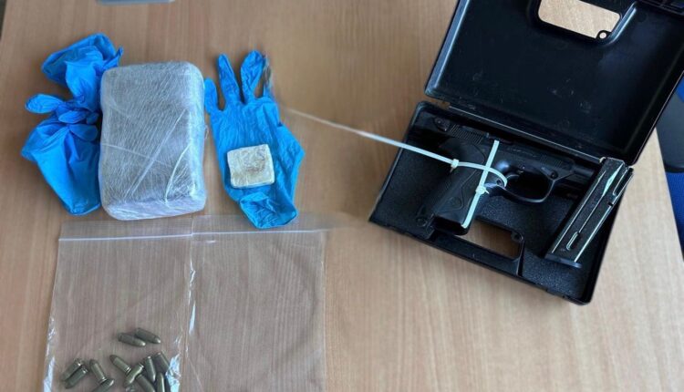 Ladispoli, blitz della Polizia in un B&B: arrestato 44enne latitante con pistola rubata e 600 grammi di cocaina