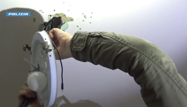 L’Aquila: la Polizia di Stato scopre un sistema di microtelecamere nascoste in diversi appartamenti. Denunciato un 56enne per interferenze illecite nella vita privata