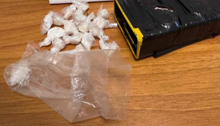 Roma, cocaina nascosta sotto l’auto con calamite: arrestati 2 pusher