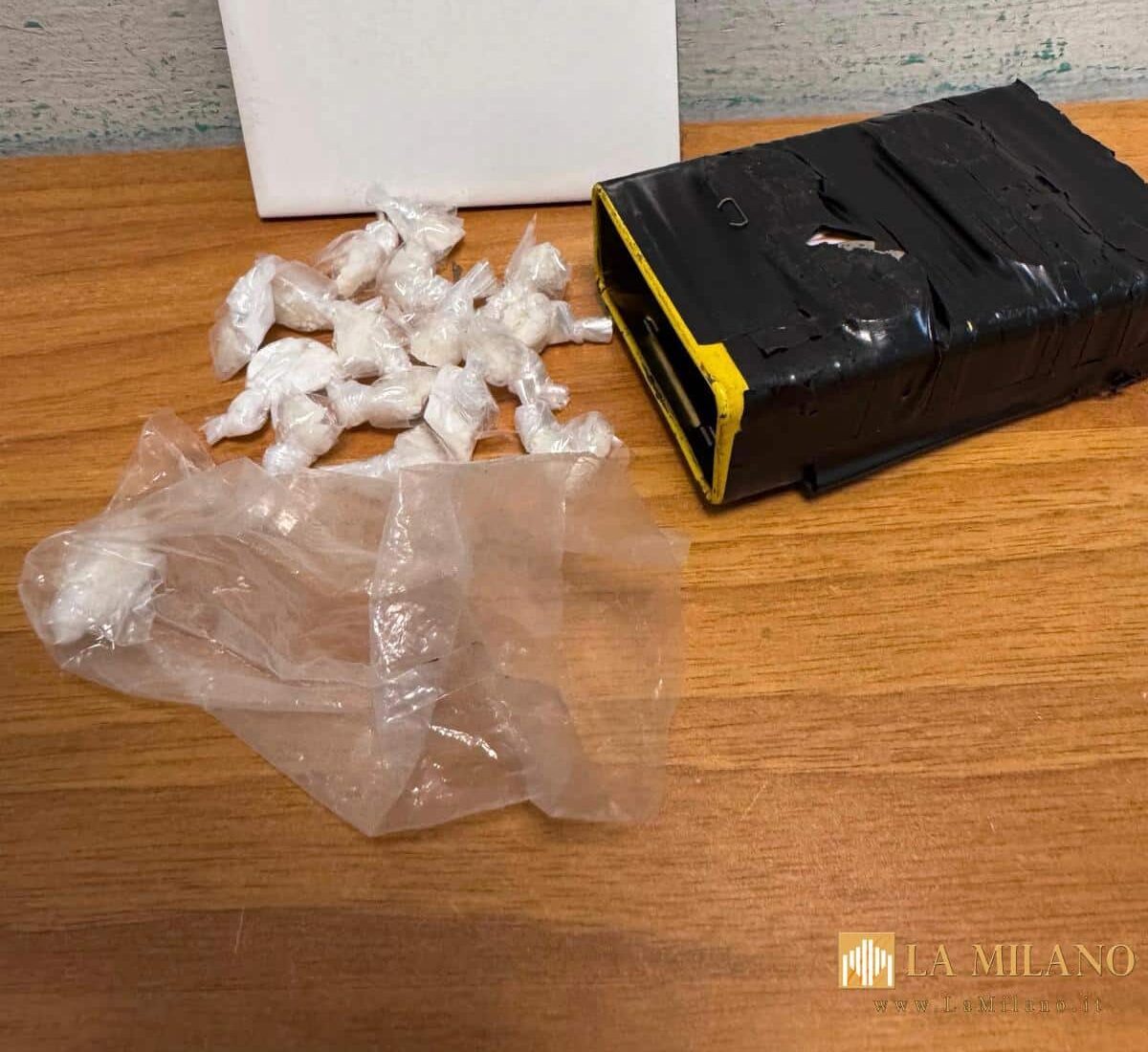 Roma, cocaina nascosta sotto l’auto con calamite: arrestati 2 pusher