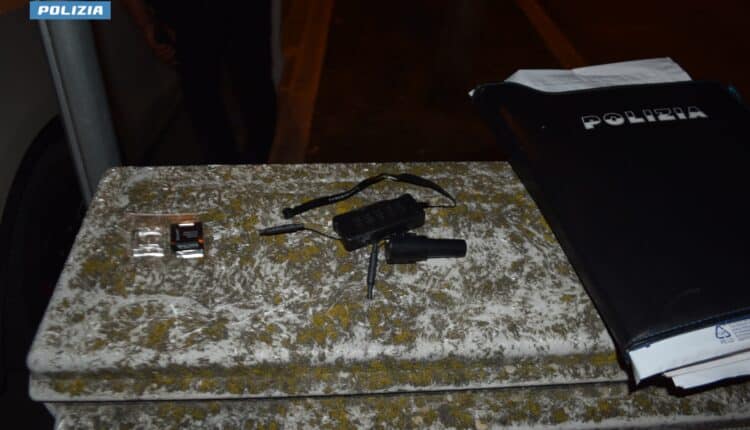 L’Aquila: la Polizia di Stato scopre un sistema di microtelecamere nascoste in diversi appartamenti. Denunciato un 56enne per interferenze illecite nella vita privata