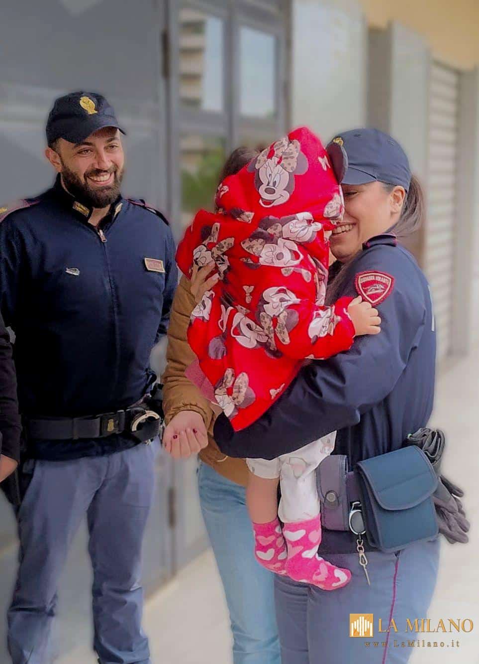 Roma, bimba di 14 mesi in crisi respiratoria: la Polizia di Stato la scorta all’ospedale e le salva la vita