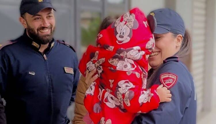 Roma, bimba di 14 mesi in crisi respiratoria: la Polizia di Stato la scorta all’ospedale e le salva la vita