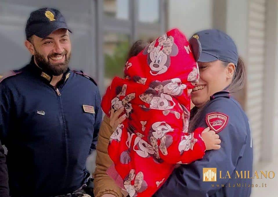 Roma, bimba di 14 mesi in crisi respiratoria: la Polizia di Stato la scorta all’ospedale e le salva la vita