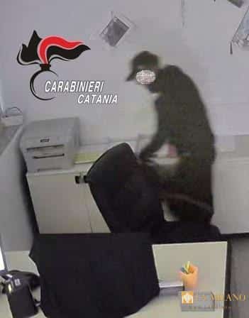 Acireale, denunciato dai Carabinieri un 39enne accusato di aver rubato l’incasso del parcheggio dell’ospedale