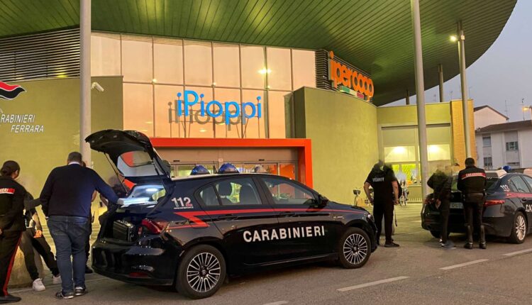 Ferrara, weekend di tensione: rissa al centro commerciale di Copparo e controlli dei Carabinieri tra Comacchio, Mesola e Goro