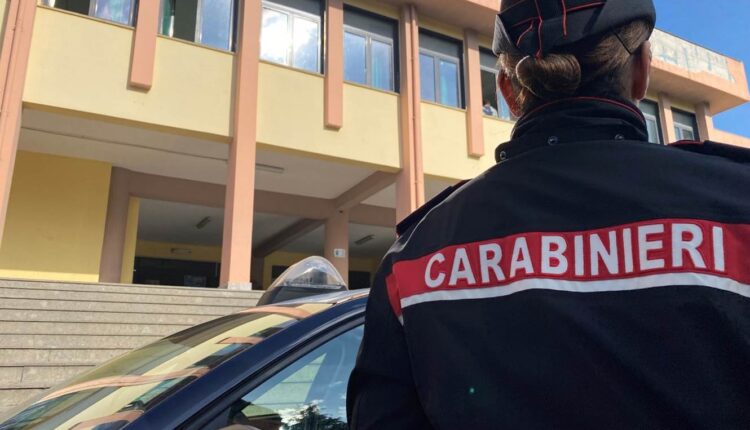 Frignano, 30enne arrestato per maltrattamenti in famiglia: aggrediva la madre per ottenere denaro