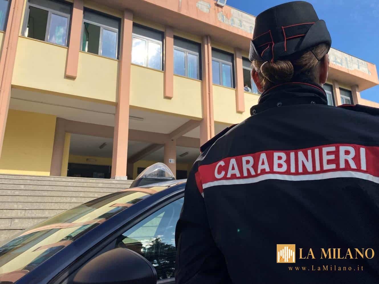 Frignano, 30enne arrestato per maltrattamenti in famiglia: aggrediva la madre per ottenere denaro