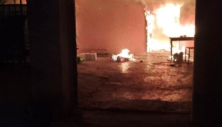 Carinola, dà fuoco alla casa dopo una lite con la moglie: arrestato 37enne per incendio doloso e maltrattamenti