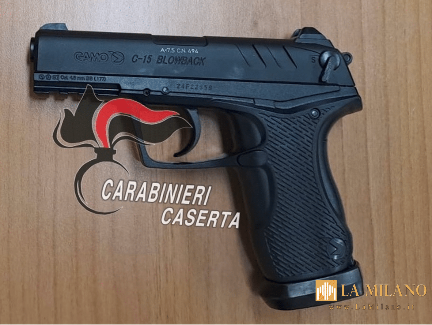 Mondragone: si presenta in caserma con una pistola, denunciata.