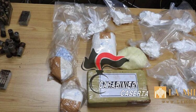 Castel Volturno: scoperto nascondiglio con cocaina e munizioni, arresti in corso.