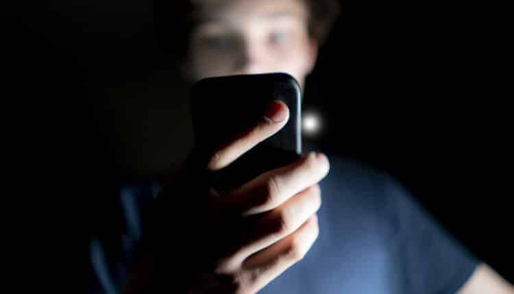 L’Unione Europea spinge per una rete più sicura: nuove regole per proteggere i minori online