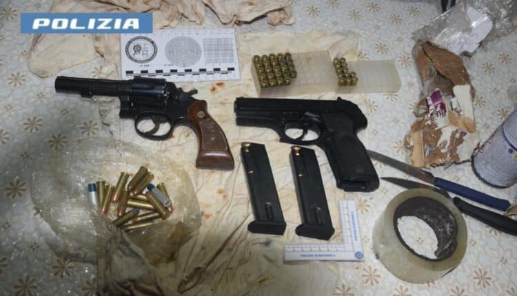 Manduria, scoperto arsenale e droga in casa: arrestati due soggetti di 25 e 26 anni