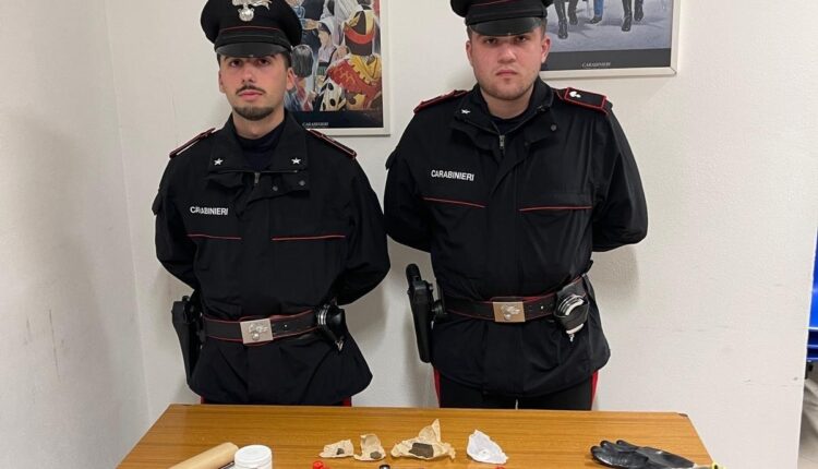 Mantova, Carabinieri arrestano 25enne con droga, armi e munizioni durante compleanno a Pegognaga