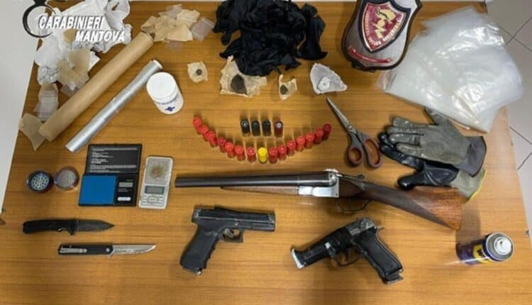 Mantova, Carabinieri arrestano 25enne con droga, armi e munizioni durante compleanno a Pegognaga
