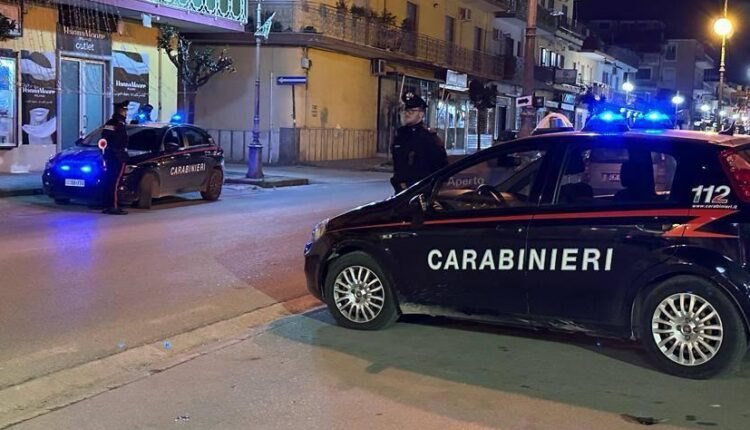 Qualiano: 18enne sottoposto al divieto di avvicinamento, si presenta nella notte e minaccia di morte i genitori, arrestato.