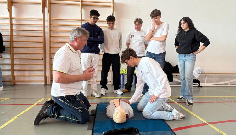 Suzzara, 116 studenti imparano a salvare una vita: AREU entra in classe per la Giornata mondiale della Rianimazione cardiopolmonare