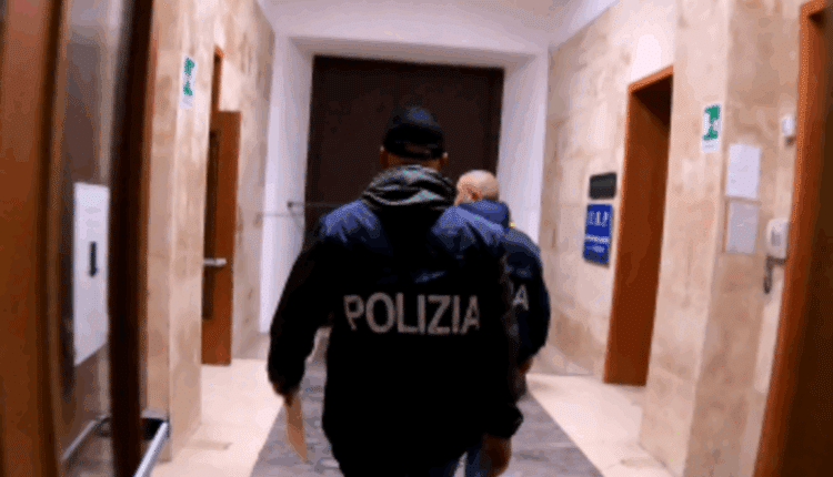 Napoli, arrestato giovane per violenza sessuale e pornografia minorile