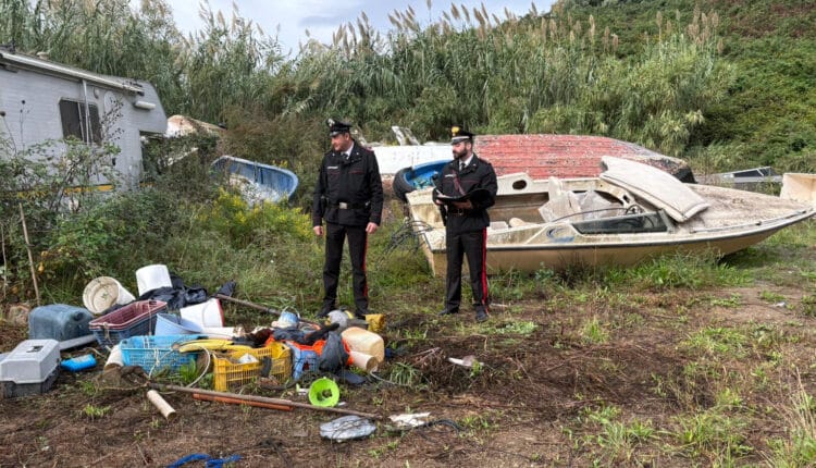 Giugliano in Campania, maxi discarica abusiva a Varcaturo: arrestato un uomo e denunciata la figlia