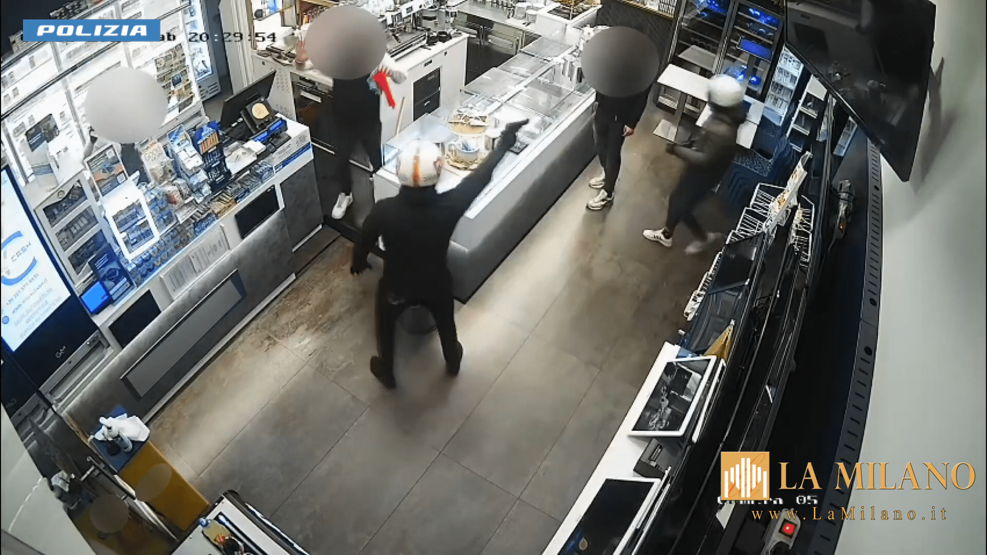 Roma, sgominata una banda di rapinatori: 4 arresti della Polizia di Stato per colpi in tabaccherie, sale slot e bar