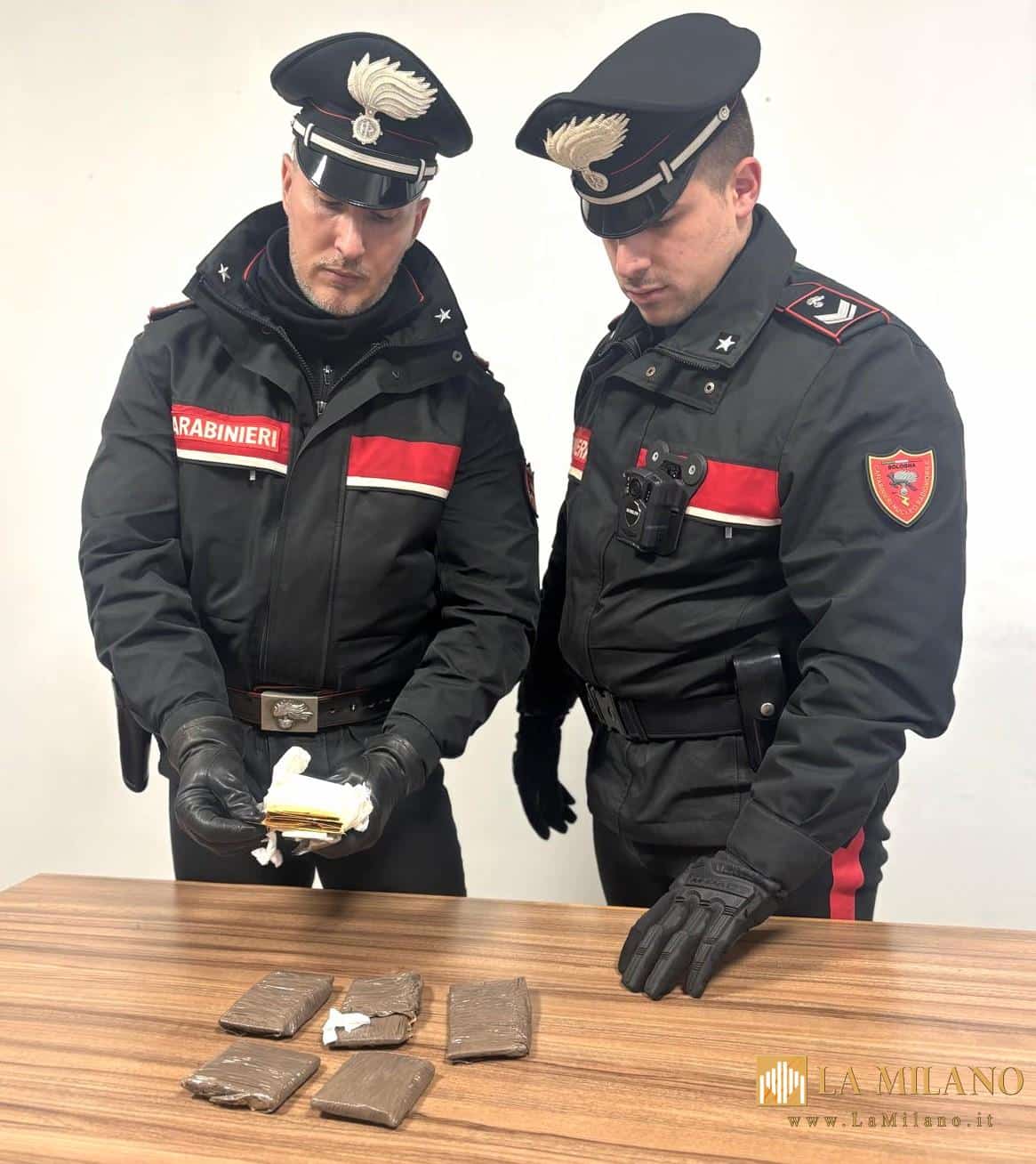 Bologna: fermati due presunti corrieri con 6 kg d’oro e un coltello.