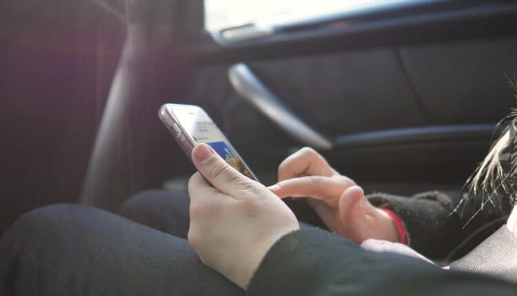 Minori e social media, il Parlamento europeo alza la soglia a 16 anni: “Tutela urgente contro dipendenze, algoritmi e IA”