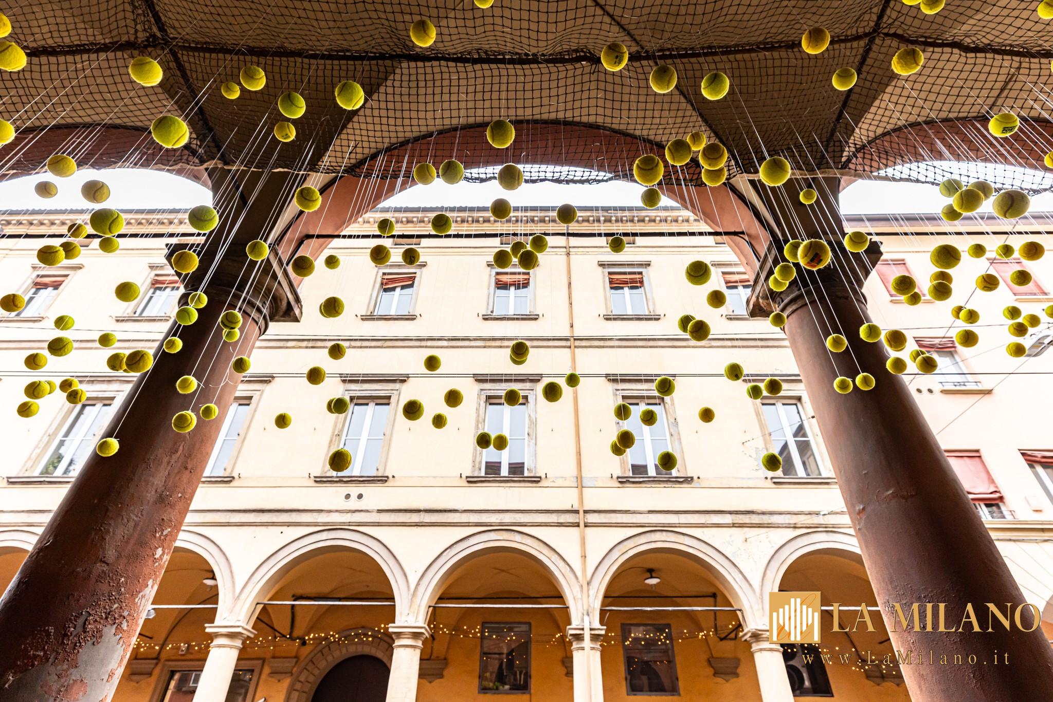 Coppa Davis: a Bologna spuntano 500 palline da tennis in via San Felice. L’installazione “Second Serve” del collettivo MAAP