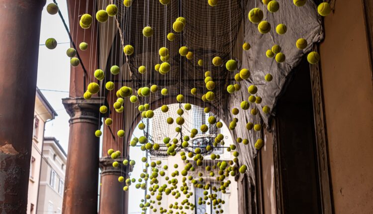 Coppa Davis: a Bologna spuntano 500 palline da tennis in via San Felice. L’installazione “Second Serve” del collettivo MAAP