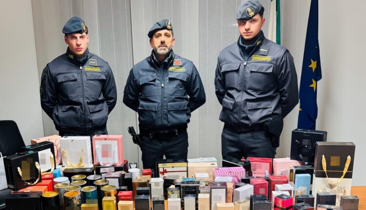 Milano sequestrati quasi 7.000 profumi contraffatti pronti per la commercializzazione