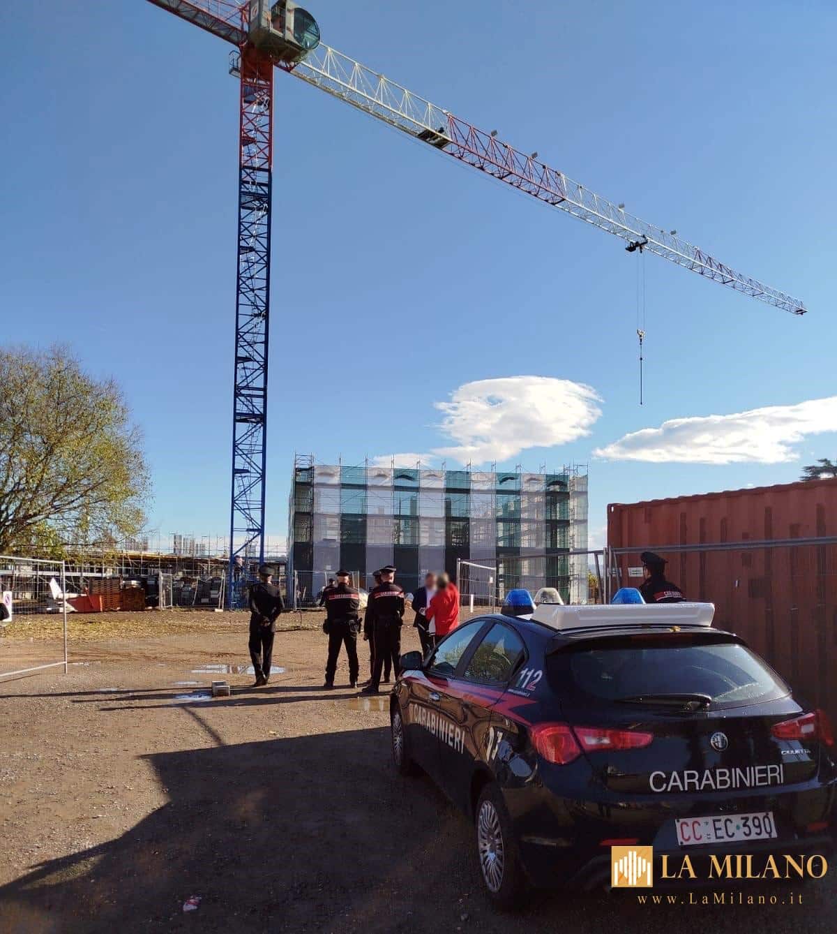 Vignola, operaio sale sulla gru minacciando di gettarsi: Carabinieri e soccorsi evitano la tragedia