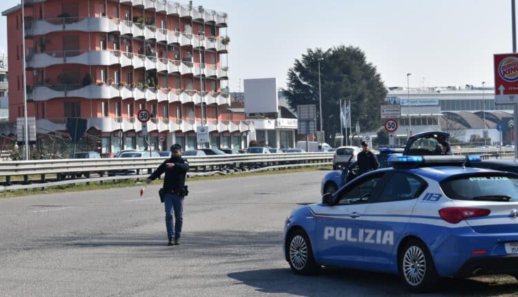 Monza, tenta di superare l’esame della patente con auricolare e smartphone: denunciato 33enne