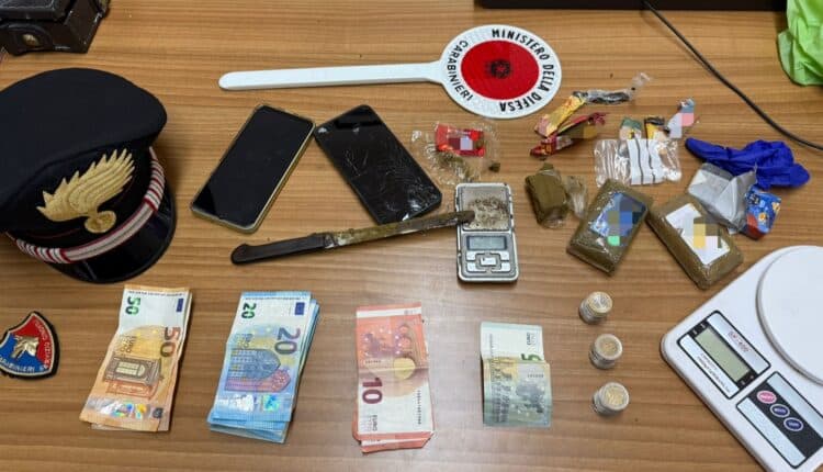 Santa Maria Capua Vetere, controlli sul territorio: arresto per droga e denunce per sicurezza nei cantieri e porto abusivo di coltello