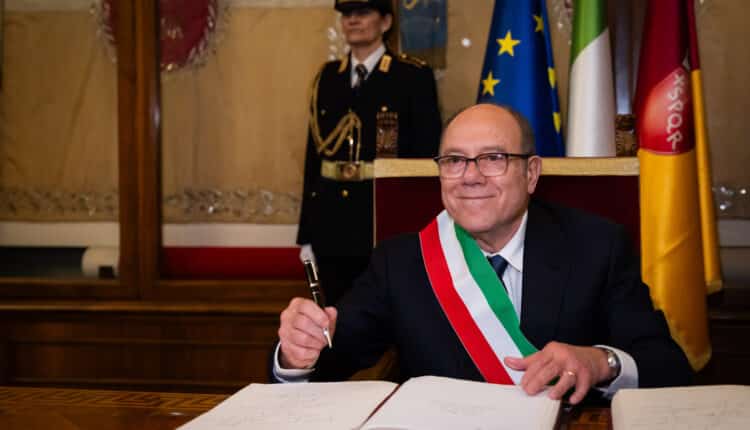 Roma, la Giunta approva due nuove misure: Verdone “sindaco per un giorno” partecipa ai lavori