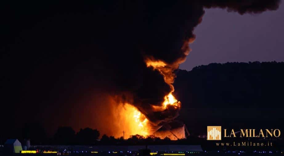 Usa, aereo cargo UPS si schianta a Louisville poco dopo il decollo: tre persone a bordo, colonna di fumo e soccorsi in azione