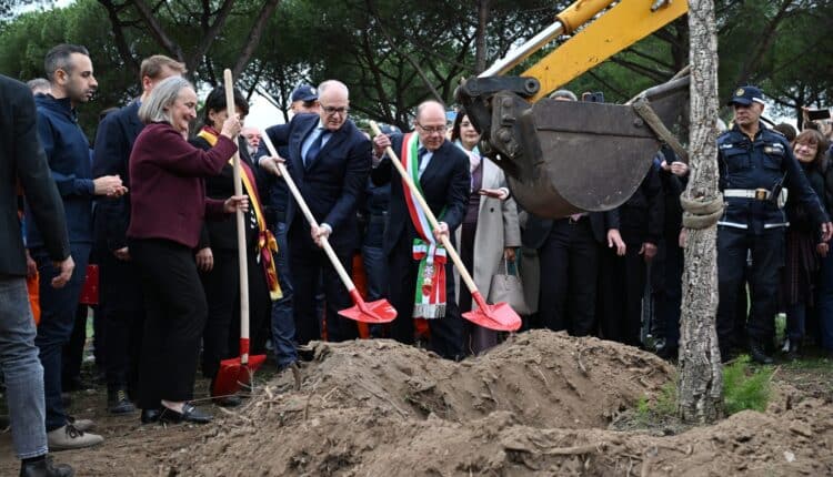 Roma, la Giunta approva due nuove misure: Verdone “sindaco per un giorno” partecipa ai lavori