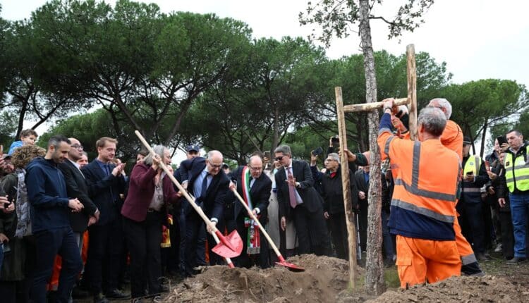 Roma, la Giunta approva due nuove misure: Verdone “sindaco per un giorno” partecipa ai lavori