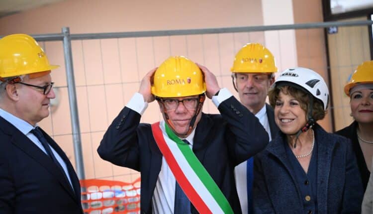 Roma, la Giunta approva due nuove misure: Verdone “sindaco per un giorno” partecipa ai lavori