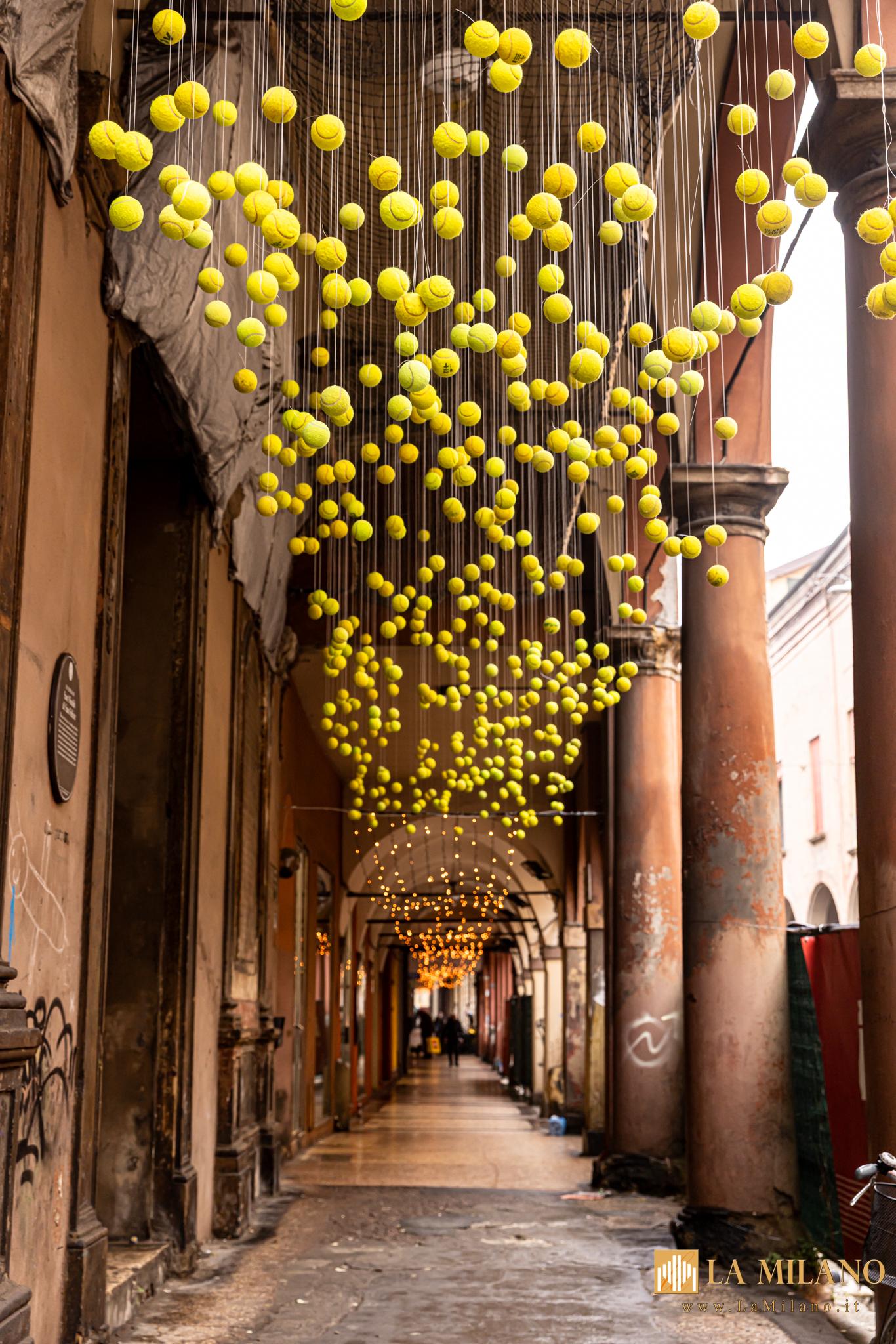 Coppa Davis: a Bologna spuntano 500 palline da tennis in via San Felice. L’installazione “Second Serve” del collettivo MAAP