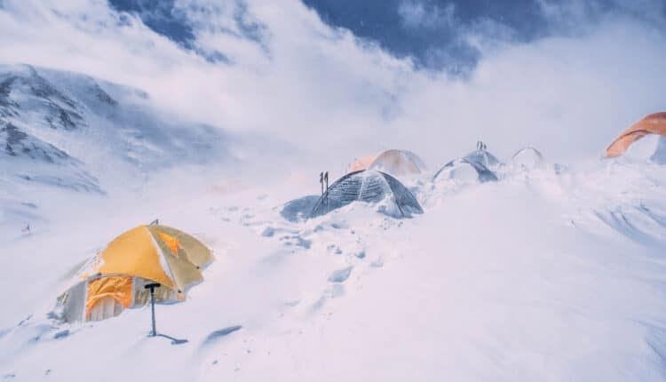 Tragedia in Nepal, cinque italiani tra le vittime: nove alpinisti morti in due distinti incidenti sull’Himalaya